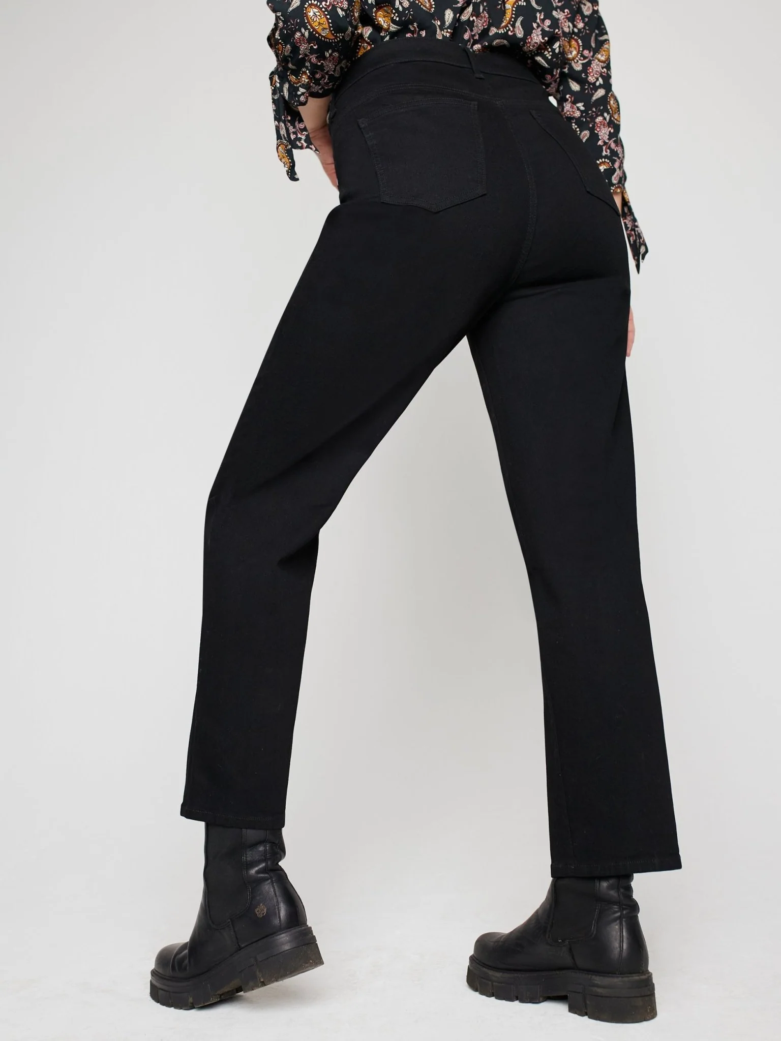 Westport Signature Black Straight Leg Jeans - Image 3