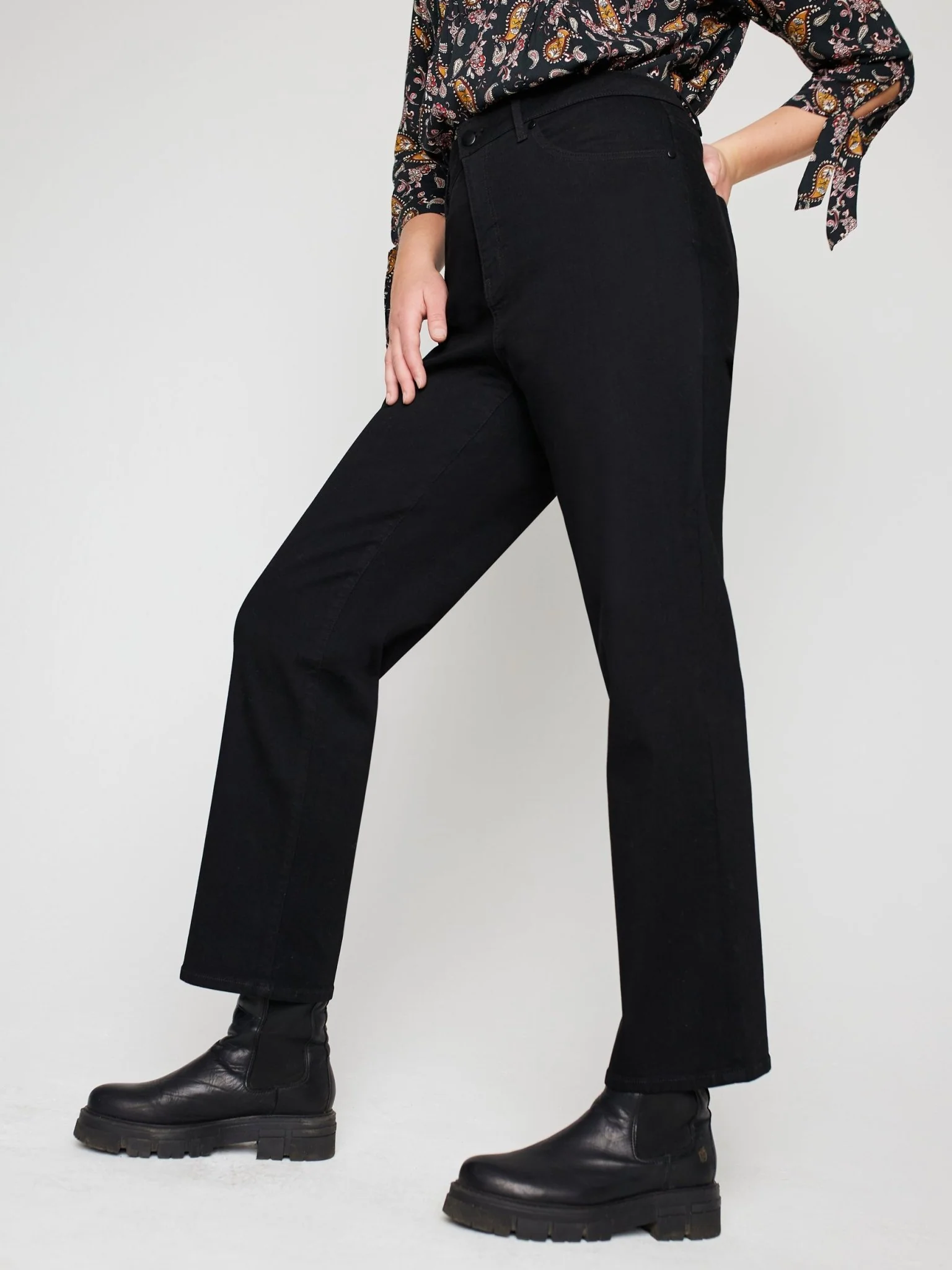 Westport Signature Black Straight Leg Jeans - Image 4